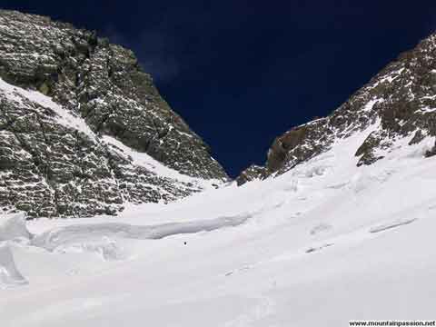 
Broad Peak First Ascent Central Summit 1975 - Broad Central Summit Towers Above Broad peak Col - mountainpassion.net
